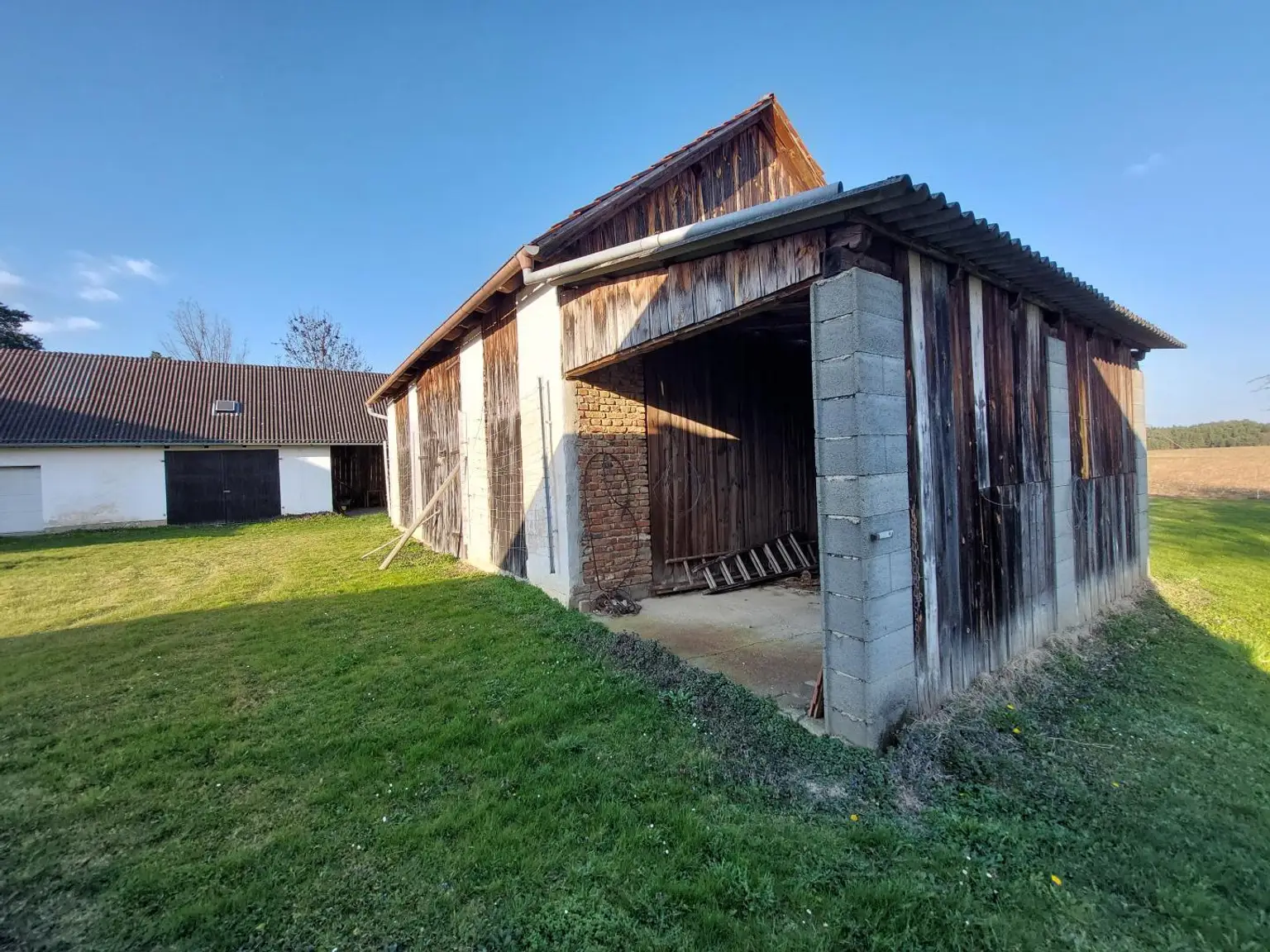Carport und Scheune