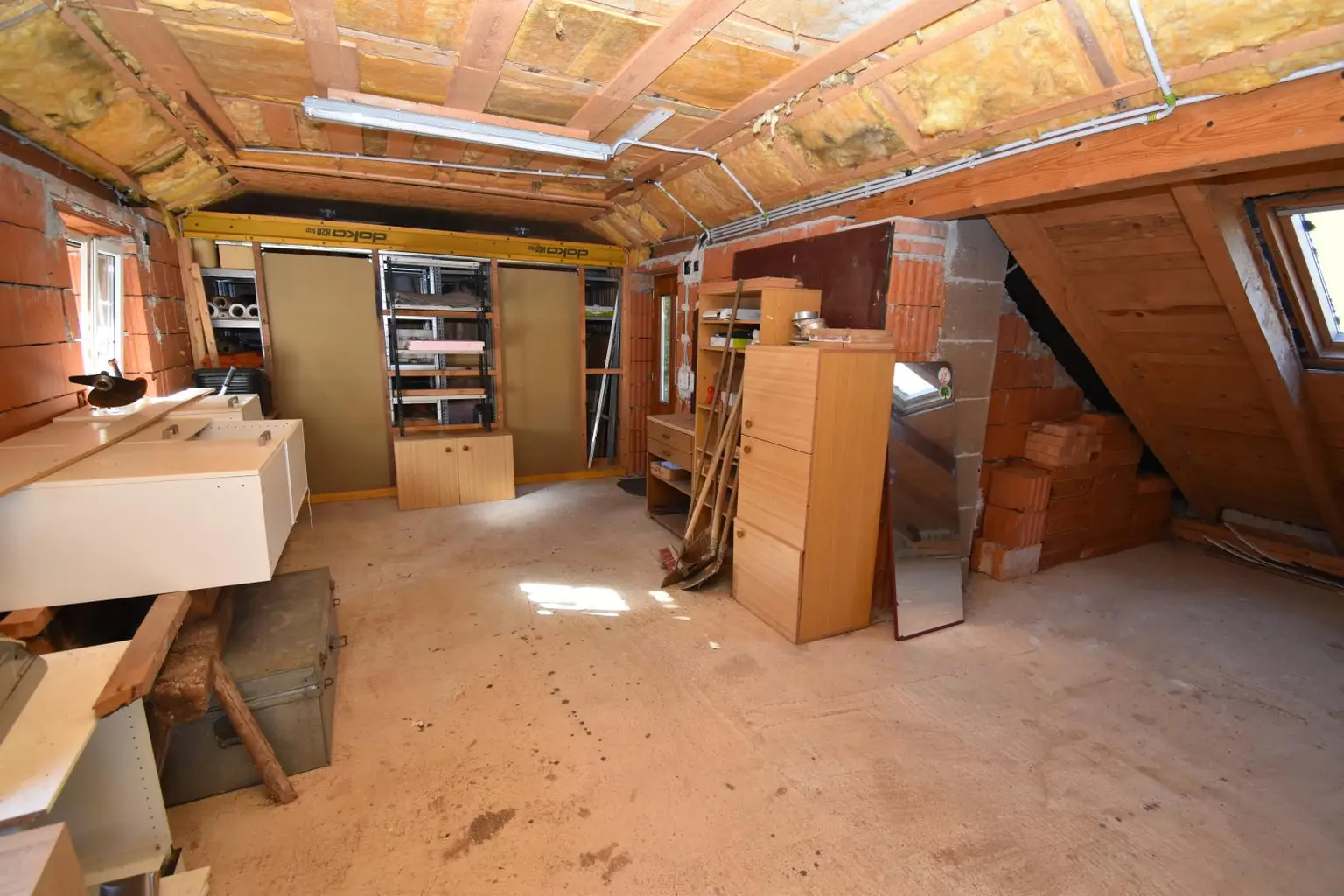 Wohnhaus mit SANIERUNGSBEDARF