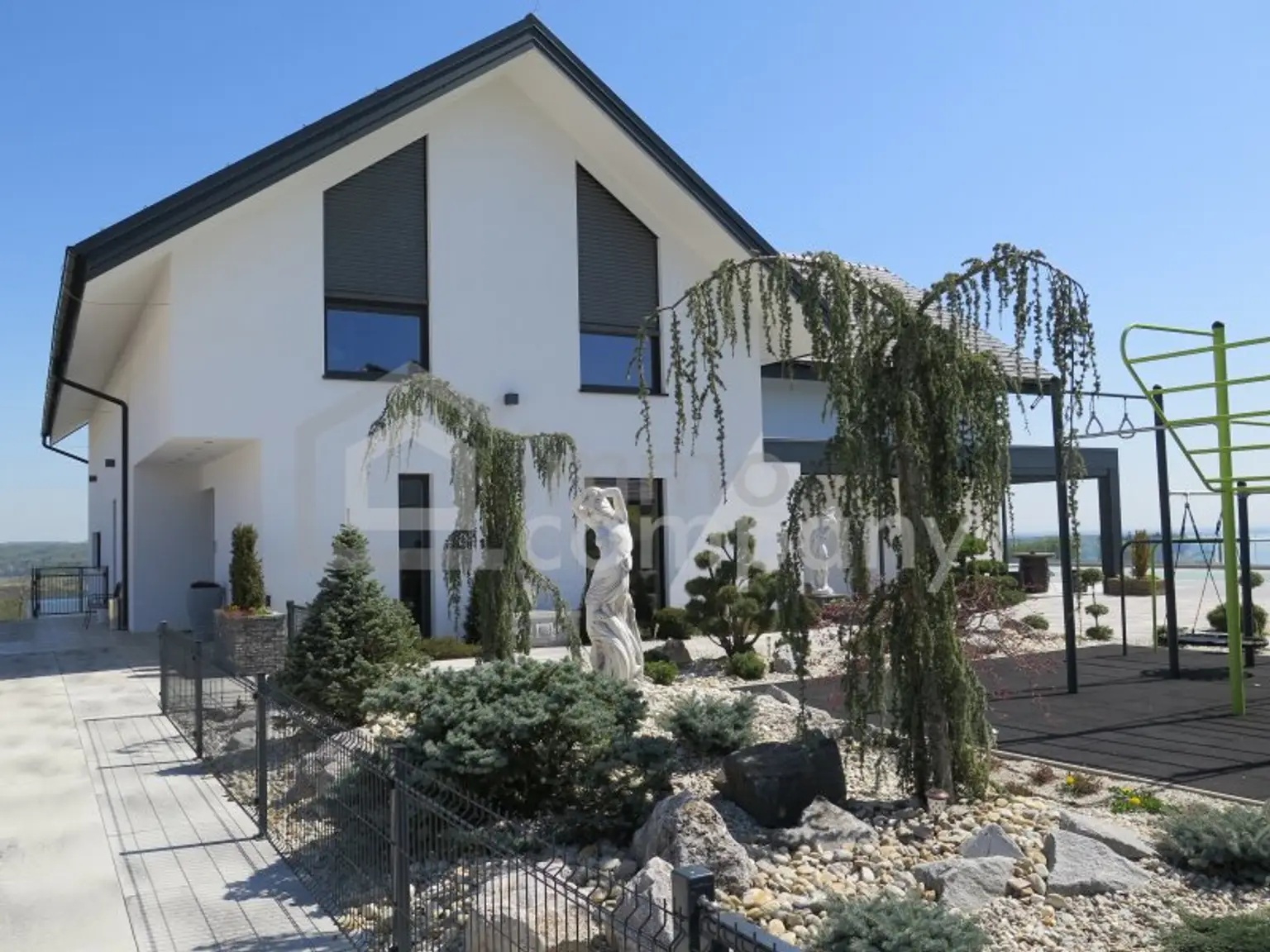 Haupthaus mit Steingarten