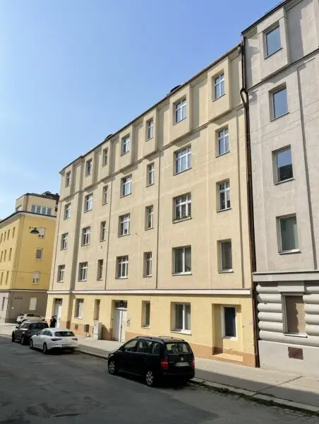 Eckzinshaus mit Rohdachboden