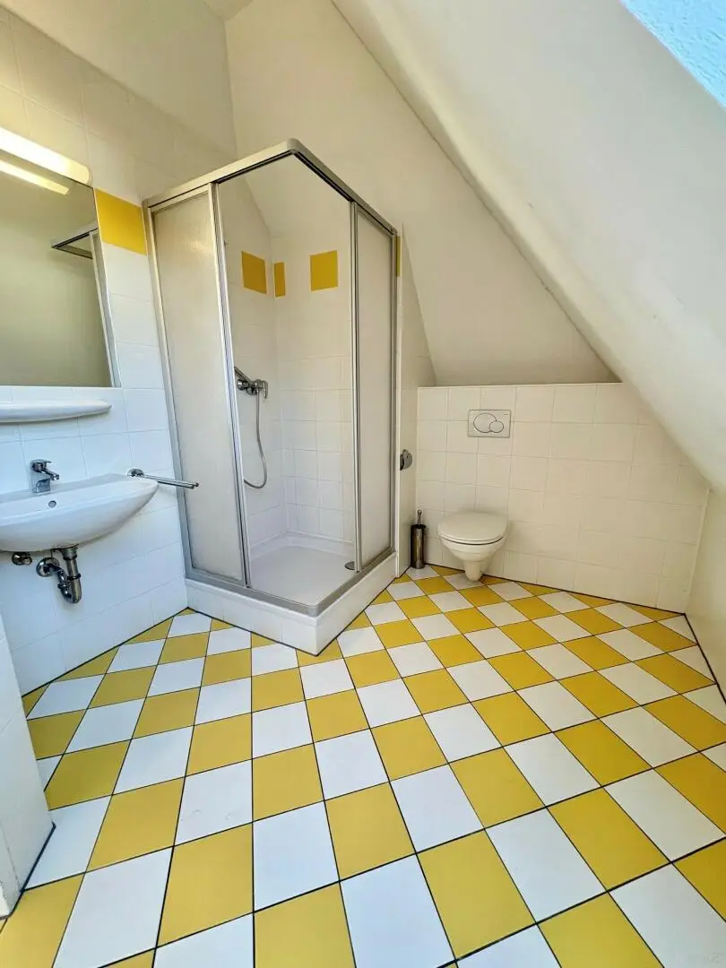 2. Bad mit Dusche und WC