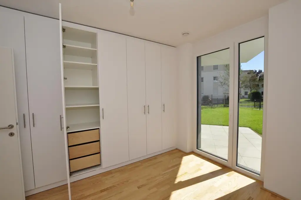 Moderne, sonnige Erdgeschoßwohnung mit Eigengarten und Tiefgarage