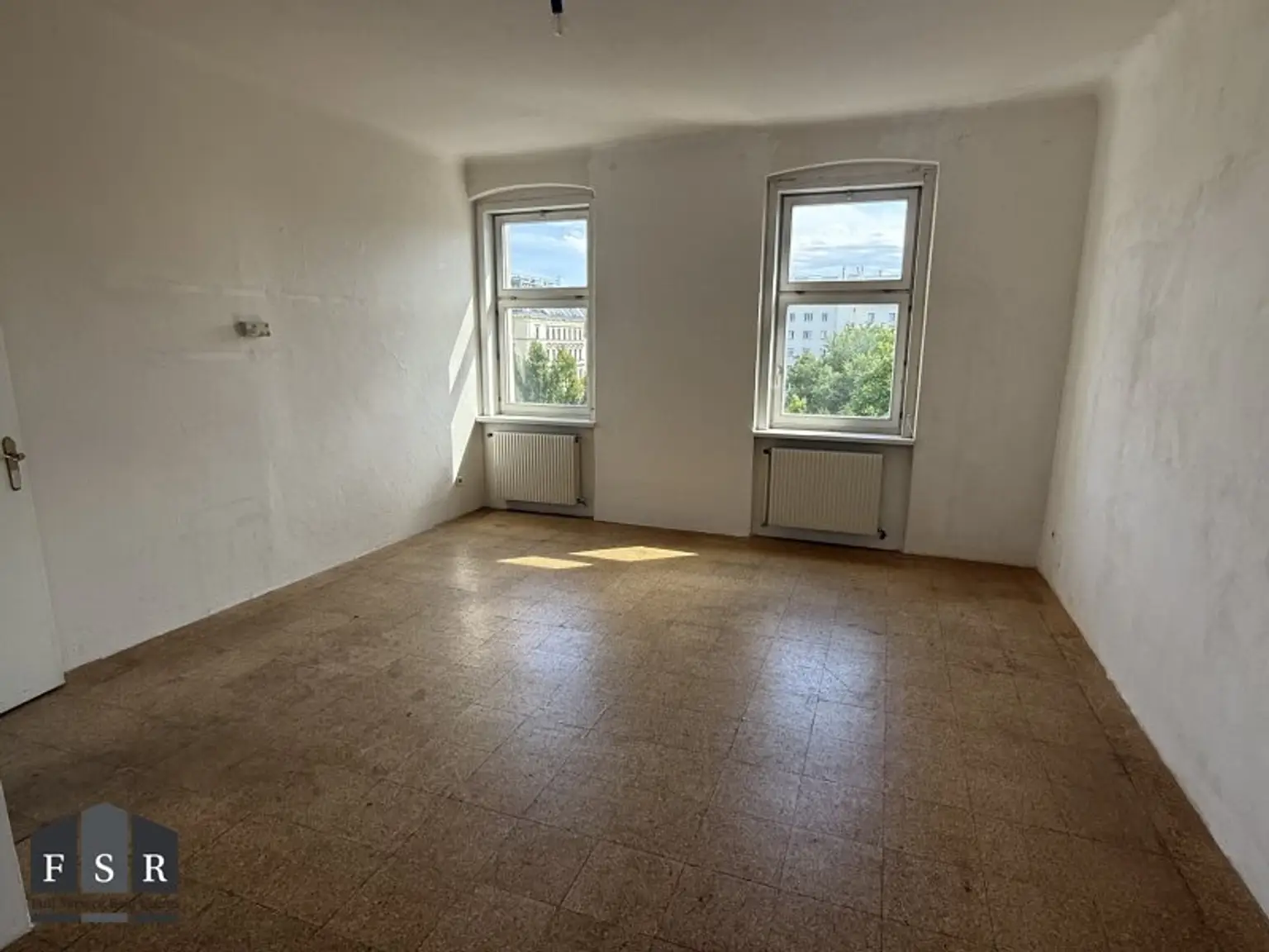Lichtdurchflutete 4,5 Zimmer Wohnung - SANIERUNGSBEDÜRFTIG & BALKONANBAU möglich