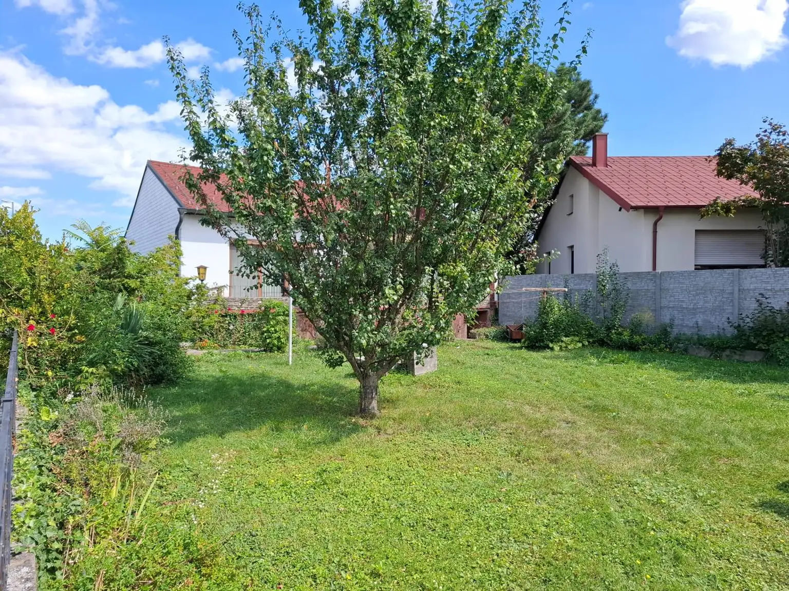 Einfamilienhaus mit Keller, Loggia, Garage und Garten, nur 300 Meter zum Neufelder See