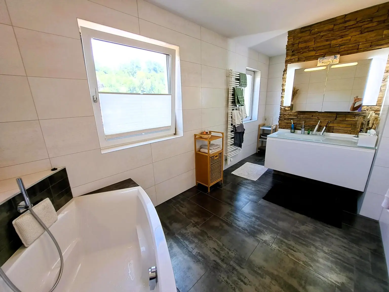 Wohnjuwel mit 2 Wohnungen (ca. 290 m² Wfl.), 2 Terrassen, Gartenareal mit Pool & Poolhaus - Neuzeug