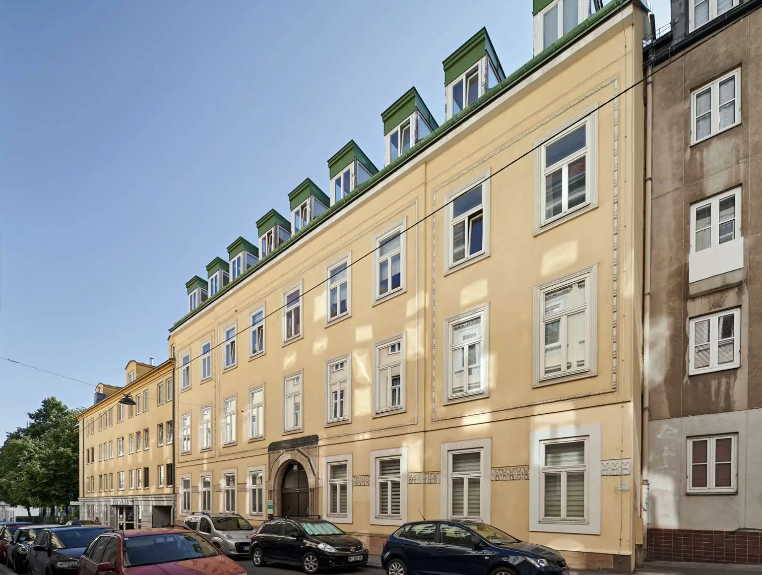 Klassisches Wiener Zinshaus mit ausgebautem Dachgeschoß in der Millergasse