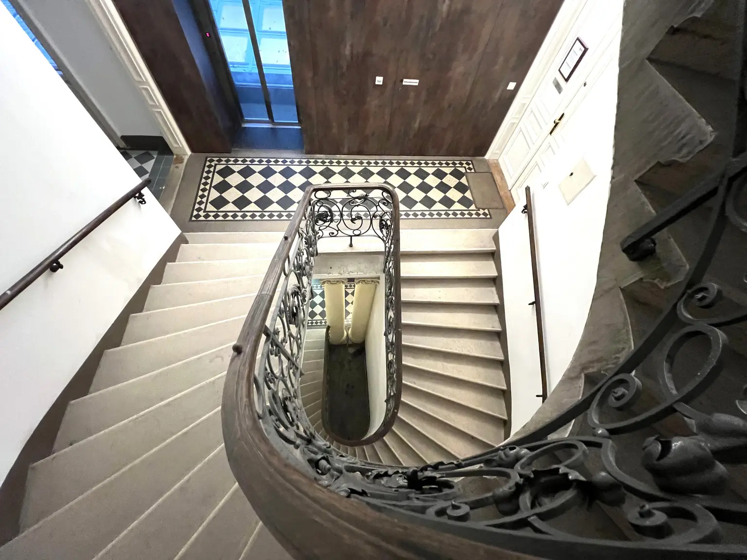 UNBEFRISTET: Generalsanierte 5-Zimmer-Altbauwohnung mit kleinem Balkon in der Innenstadt