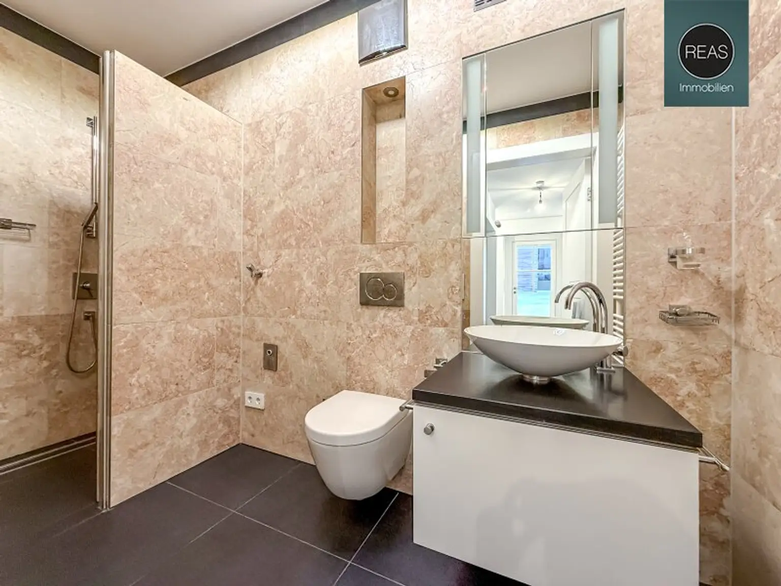 Provisionsfrei: Exklusives Maisonette - Apartment mit Loggia und Terrasse beim Beethoven Museum und Pfarrplatz! Garagen verfügbar!