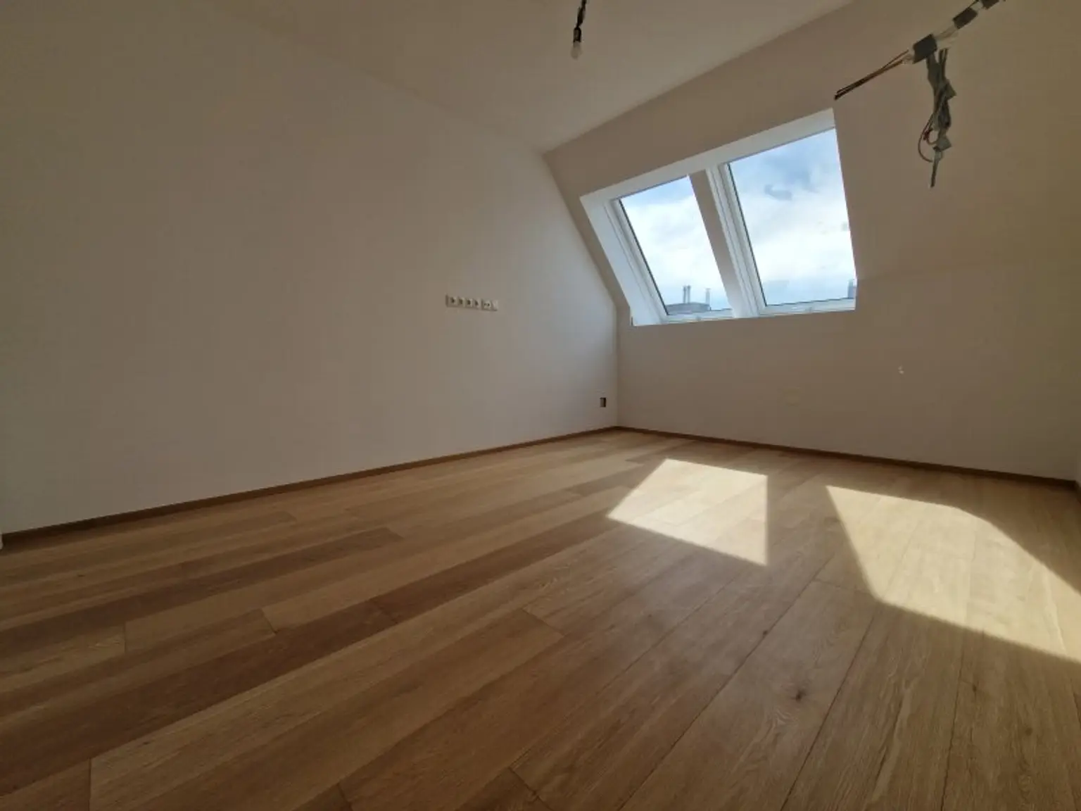 Traumhafte DG-Wohnung in 1020 Wien – modern, vollsaniert mit Terrasse und 5 Zimmern!