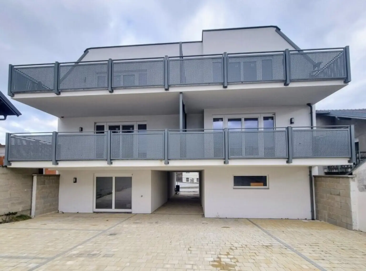 Traumhafte Erstbezug-Wohnung mit Balkon und zwei Stellplätzen – optimale Bahnverbindung nach Wien