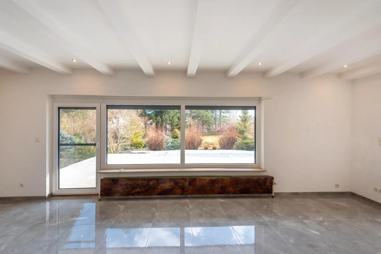 Wohnzimmer mit Ausgang auf die tolle Terrasse