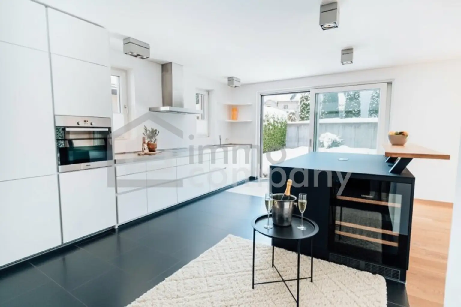 Teilansicht Küche - Barbereich mit integrierten Weinschrank