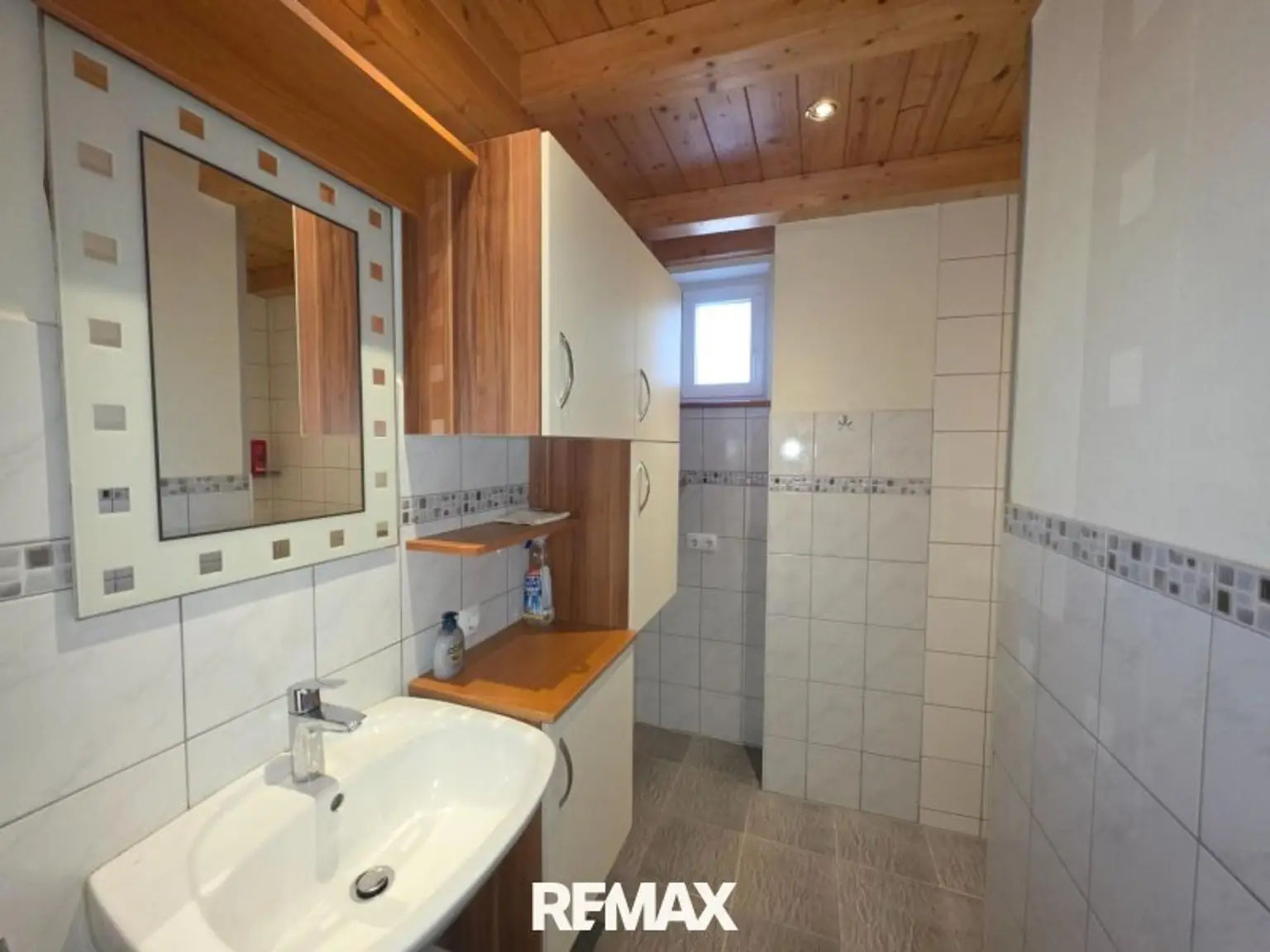 Badezimmer mit Dusche
