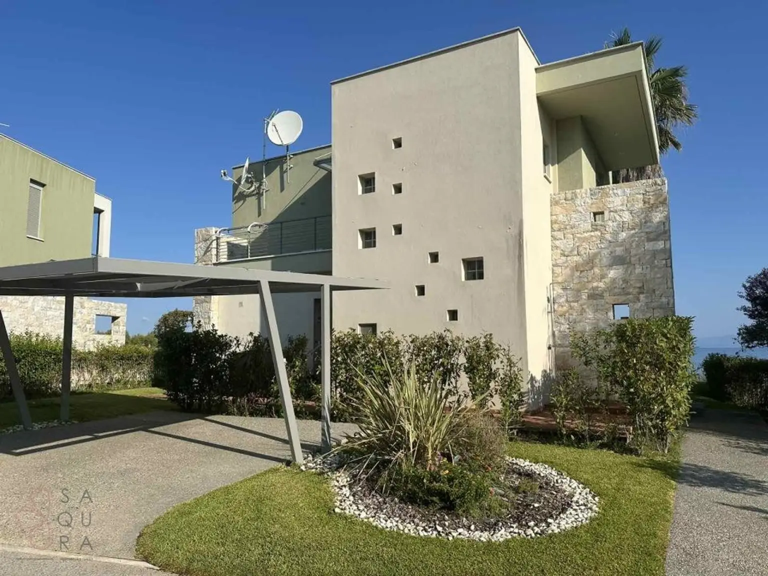 Pefkochori – Stilvolle Maisonette auf großem Grundstück nur wenige Schritte vom Strand