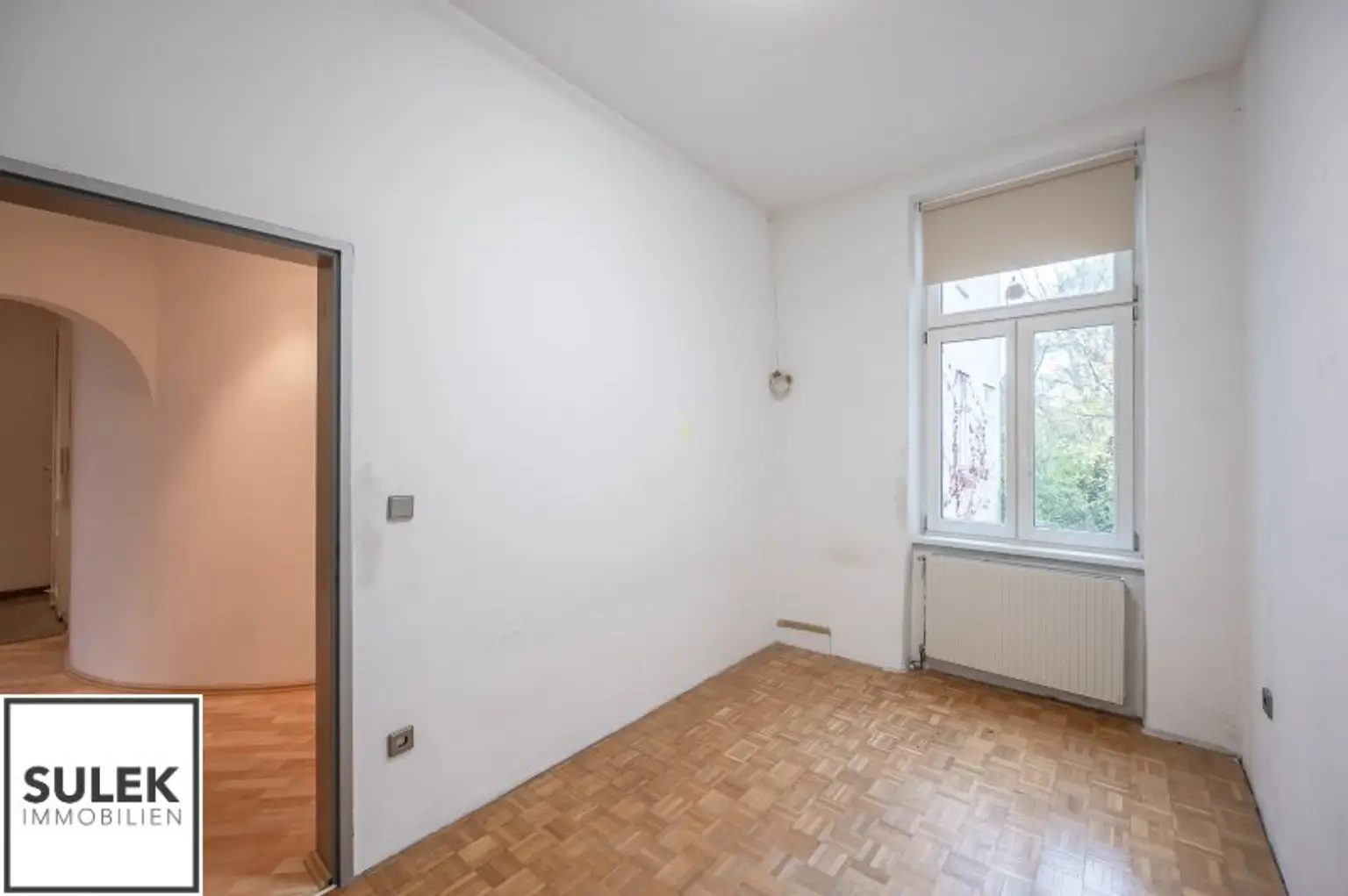 Adaptierungsbedürftige Erkerwohnung direkt beim Schloss Schönbrunn - 3 Zimmer