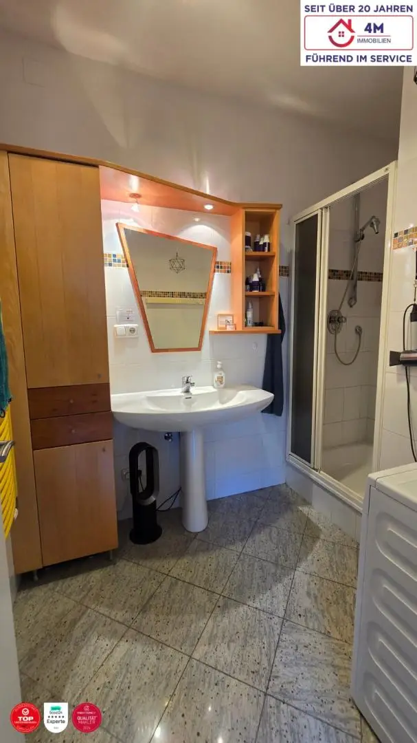 Drei Zimmer Stilaltbau-Rarität in begehrter Lage – sonnig, ruhig und elegant