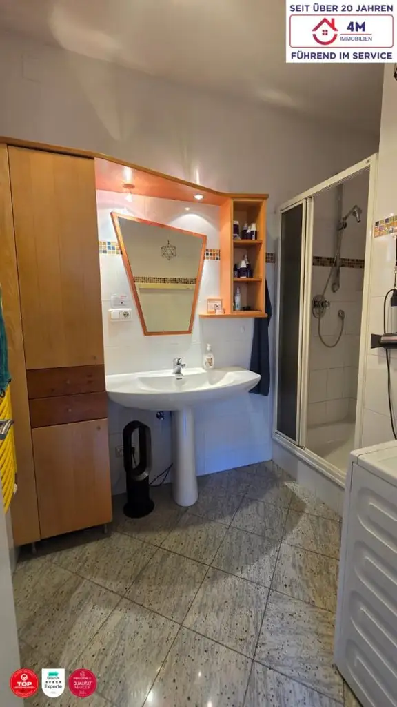 Drei Zimmer Stilaltbau-Rarität in begehrter Lage – sonnig, ruhig und elegant