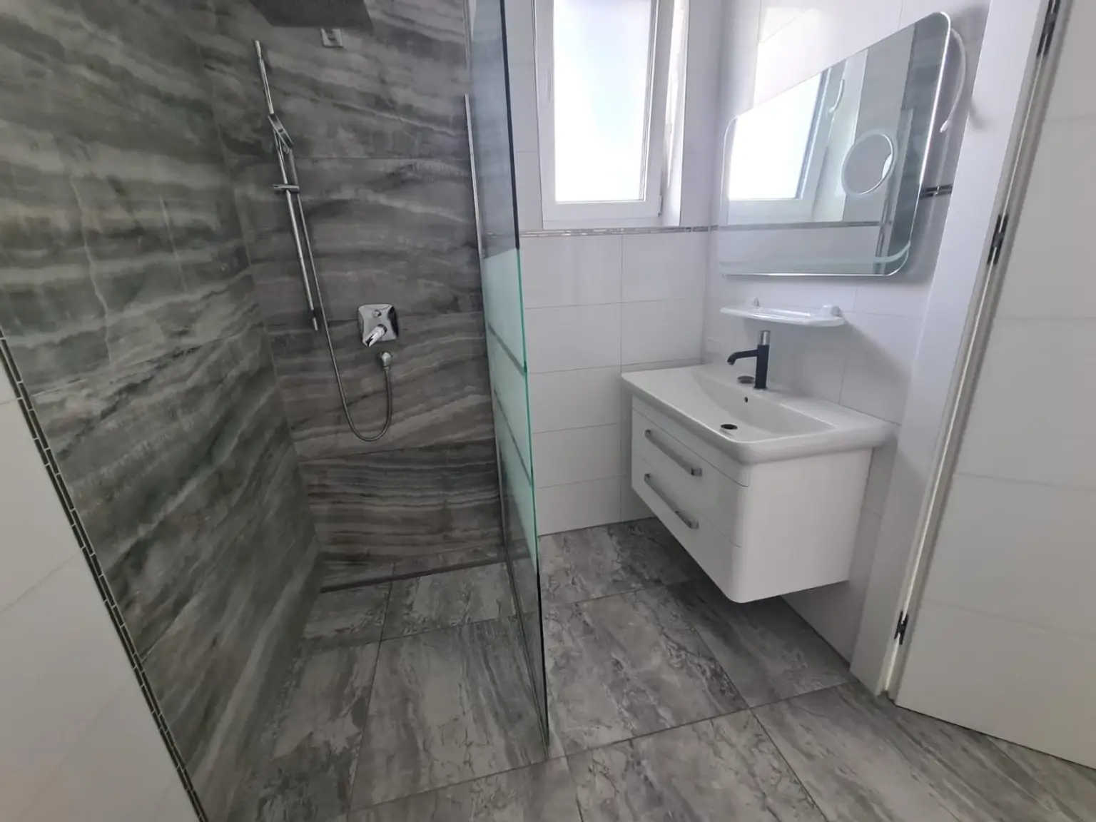 Neuwertige, wunderschöne 3-Zimmer-Wohnung mit großen Süd-Balkon