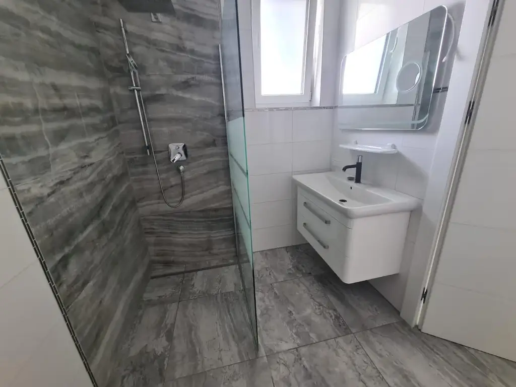 Neuwertige, wunderschöne 3-Zimmer-Wohnung mit großen Süd-Balkon