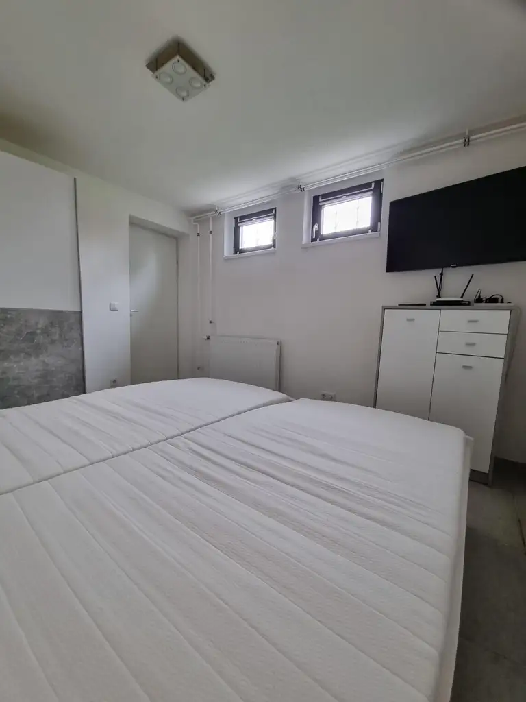 LIEBEVOLLER BUNGALOW MIT GEPFLEGTEM GARTEN IN TRAUMHAFTER RUHELAGE