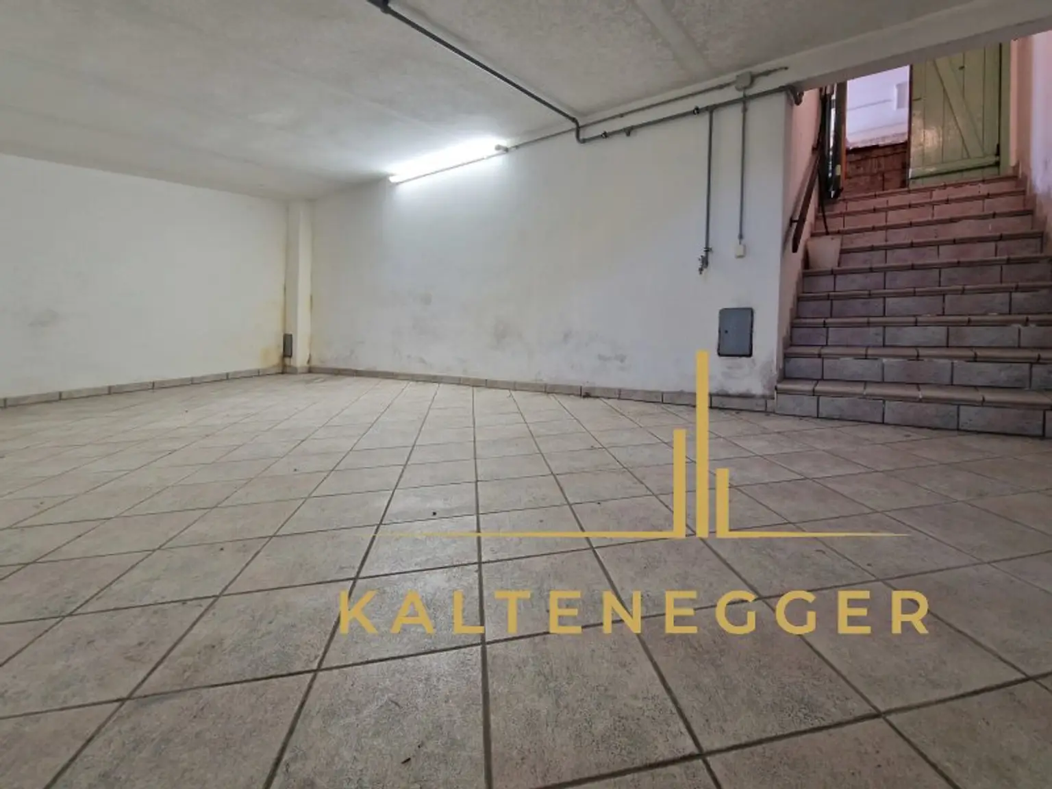 Keller, vom ehemaligen Heurigenlokal aus begehbar