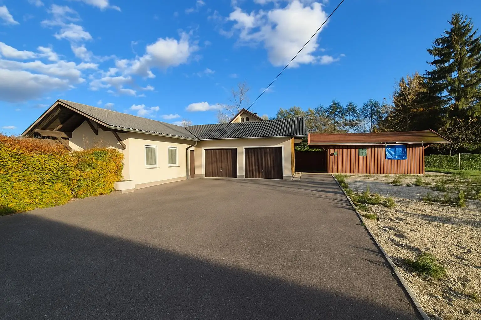 Doppelgarage mit Nebengebäude