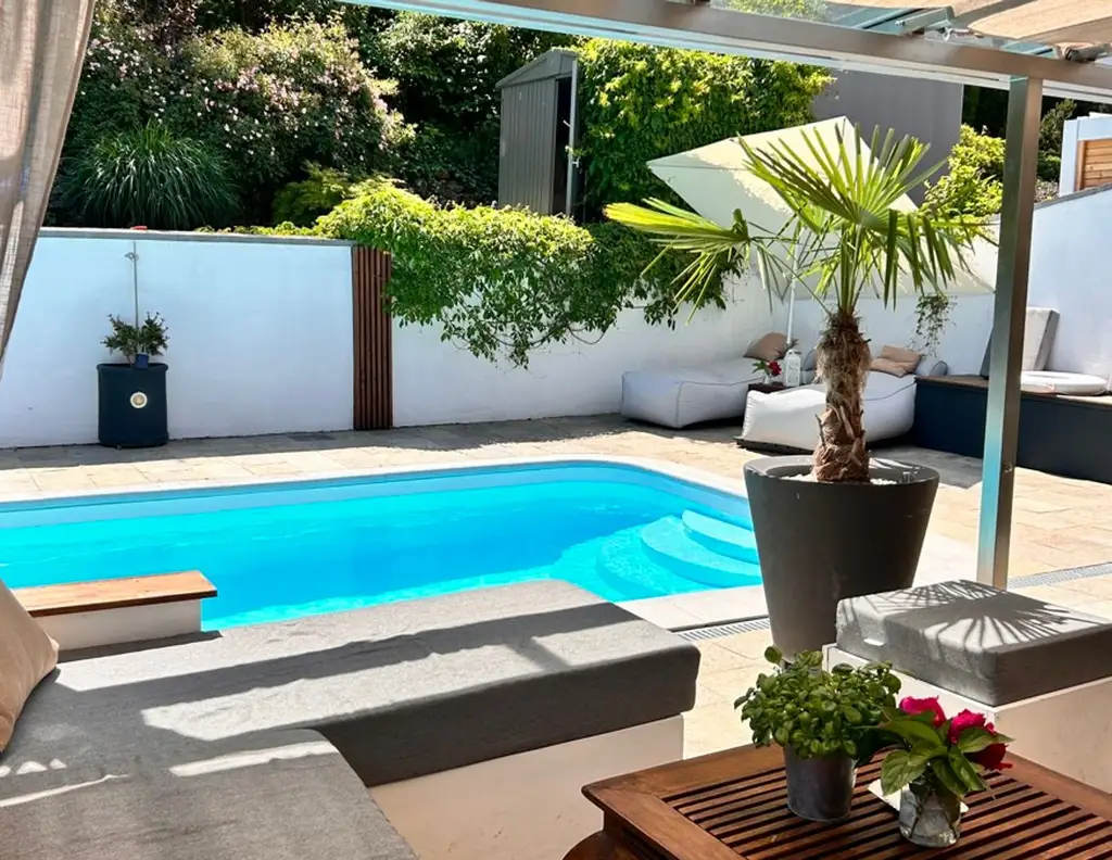 Hinterbrühl: Urlaubsfeeling in extravaganter Doppelhaushälfte
