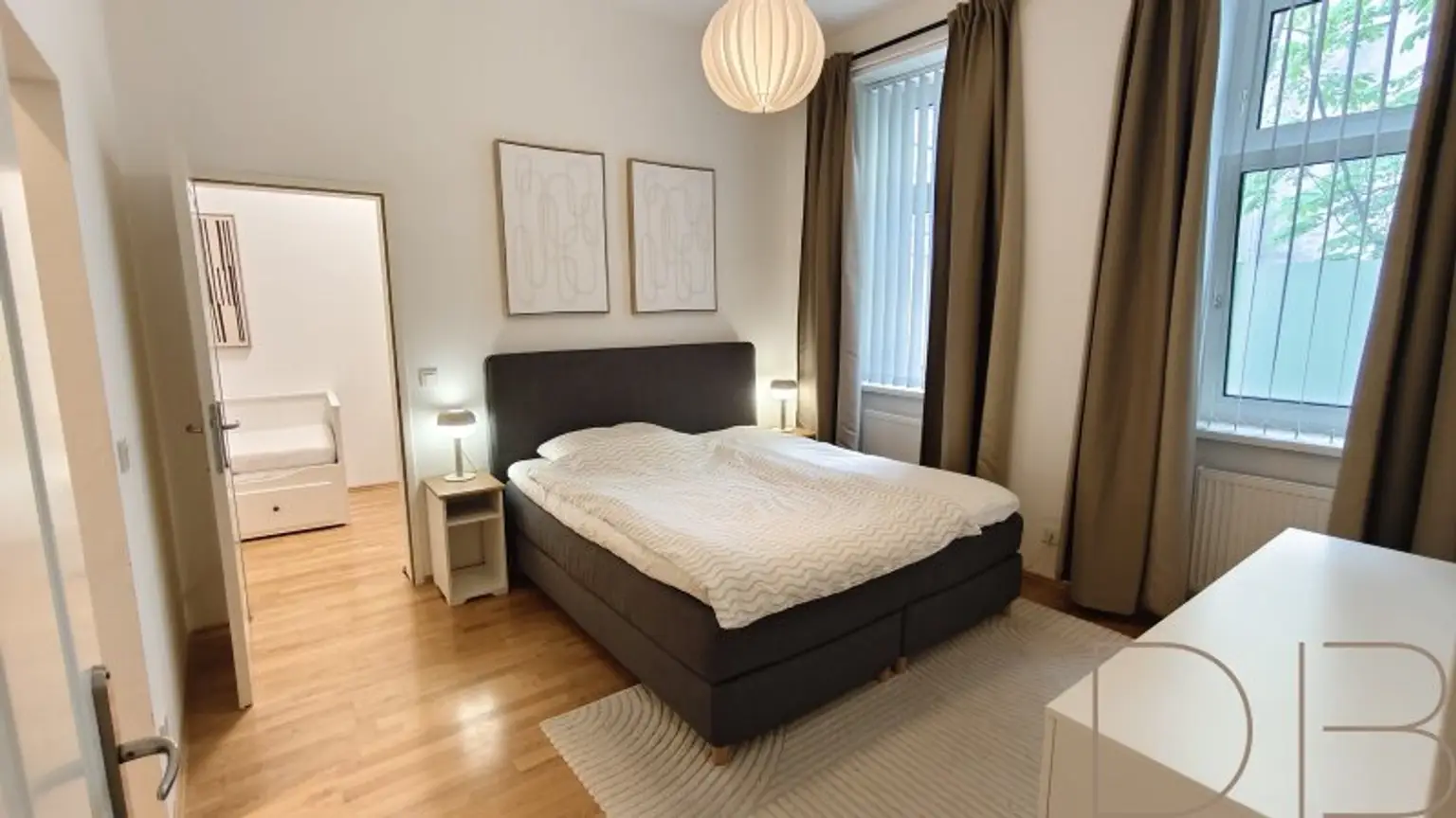 Schlafzimmer mit begehbarer Garderobe