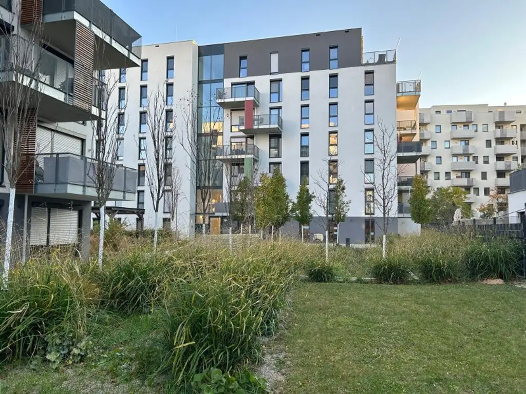 Neuwertige Balkonwohnung inkl. DAN-Küche mit Grünblick & hohem Freizeitkomfort