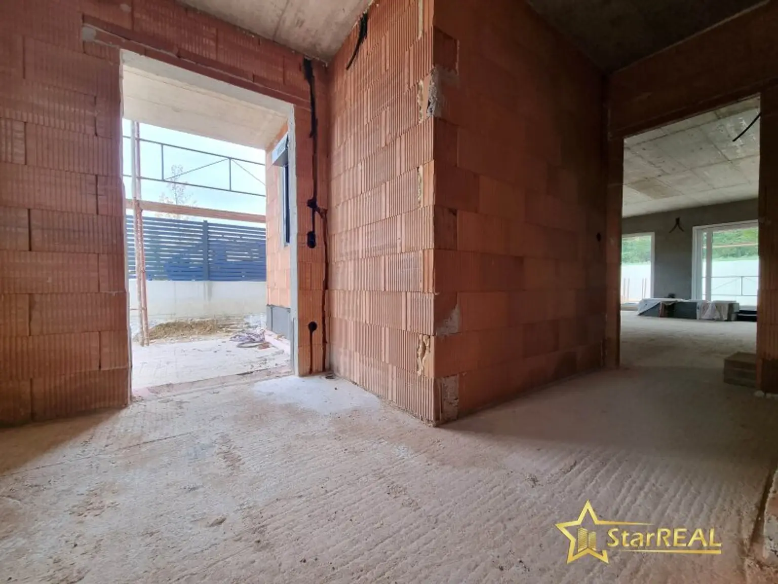 LETZTES HAUS VERFÜGBAR! IDEAL FÜR FAMILIEN! 5-ZIMMER-ZIEGELHAUS MIT UNVERBAUBAREN AUSBLICK. MIT KELLER, BALKON, TERRASSE, CARPORT UND GROSSEM GARTEN.