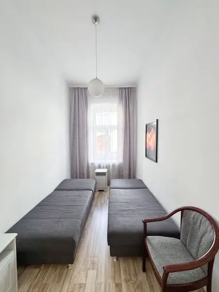 Büro / Ordination im Erdgeschoss mit Terrasse! 95,70 m2 Vier separate Räume mit 47 m2 Kellerfläche! Nähe Thaliastraße!