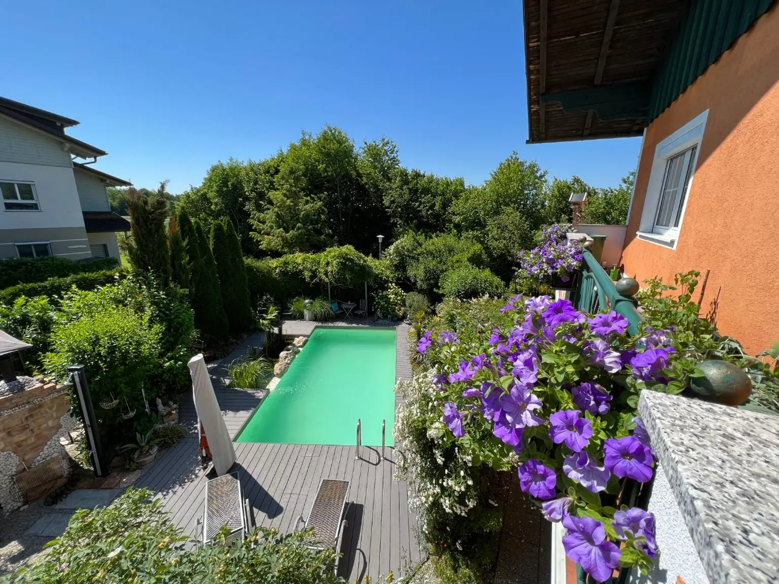 Charmantes Zweifamilienhaus mit idyllischem Naturpool