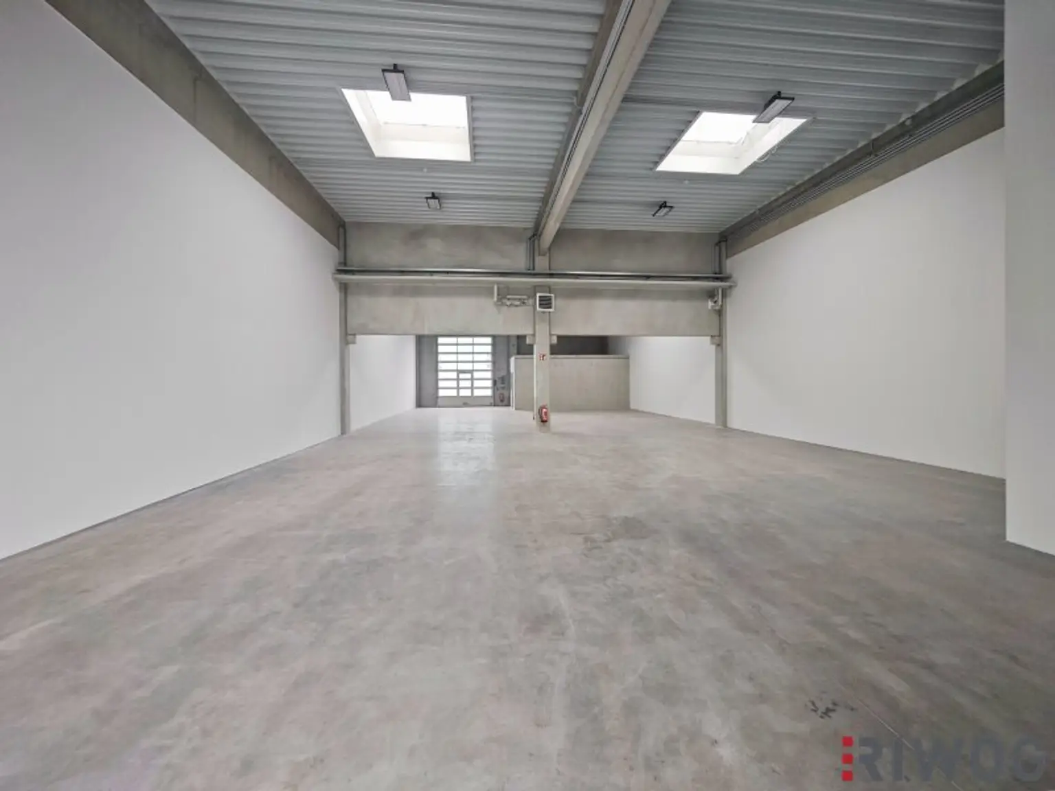 Beidseitig andienbare Lager- und Produktionshalle (ca. 286 m²) mit Büro- und Aufenthaltsräumen