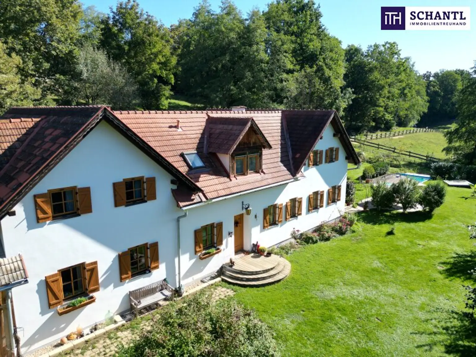 SENSATIONELLES JUWEL! Exklusiver Vierkanthof im Thermenland Steiermark – Wohnen, Reiten & Leben mit Pool und Natur!