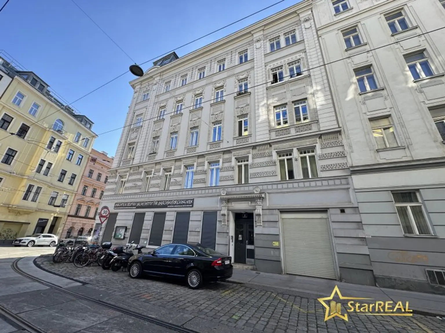 ROHDIAMANT IN TOPLAGE! U6 DIREKT. SANIERUNGSBEDÜRFTIGE 3,5 ZIMMER. FISCHGRÄTPARKETT.