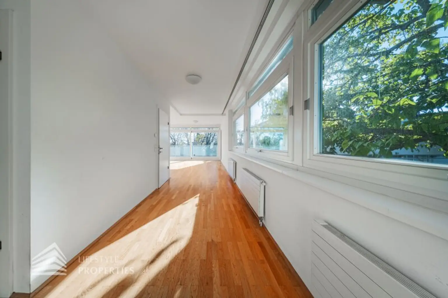 Wunderschöne 5 - Zimmer Wohnung mit Terrasse und Garten