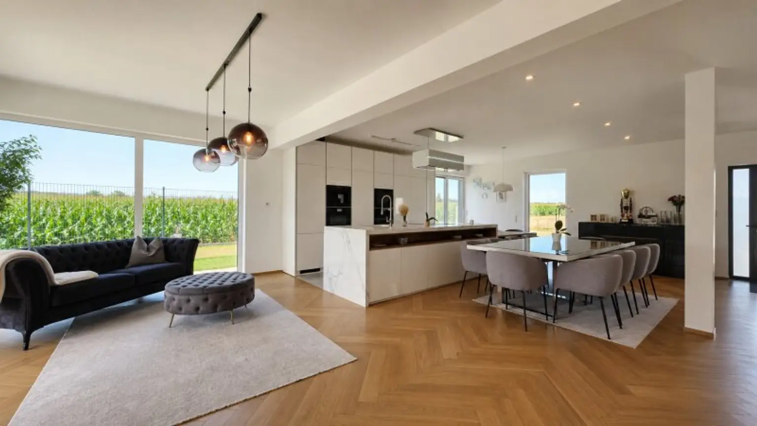 Große Fensterflächen- Kompagnon Immobilien