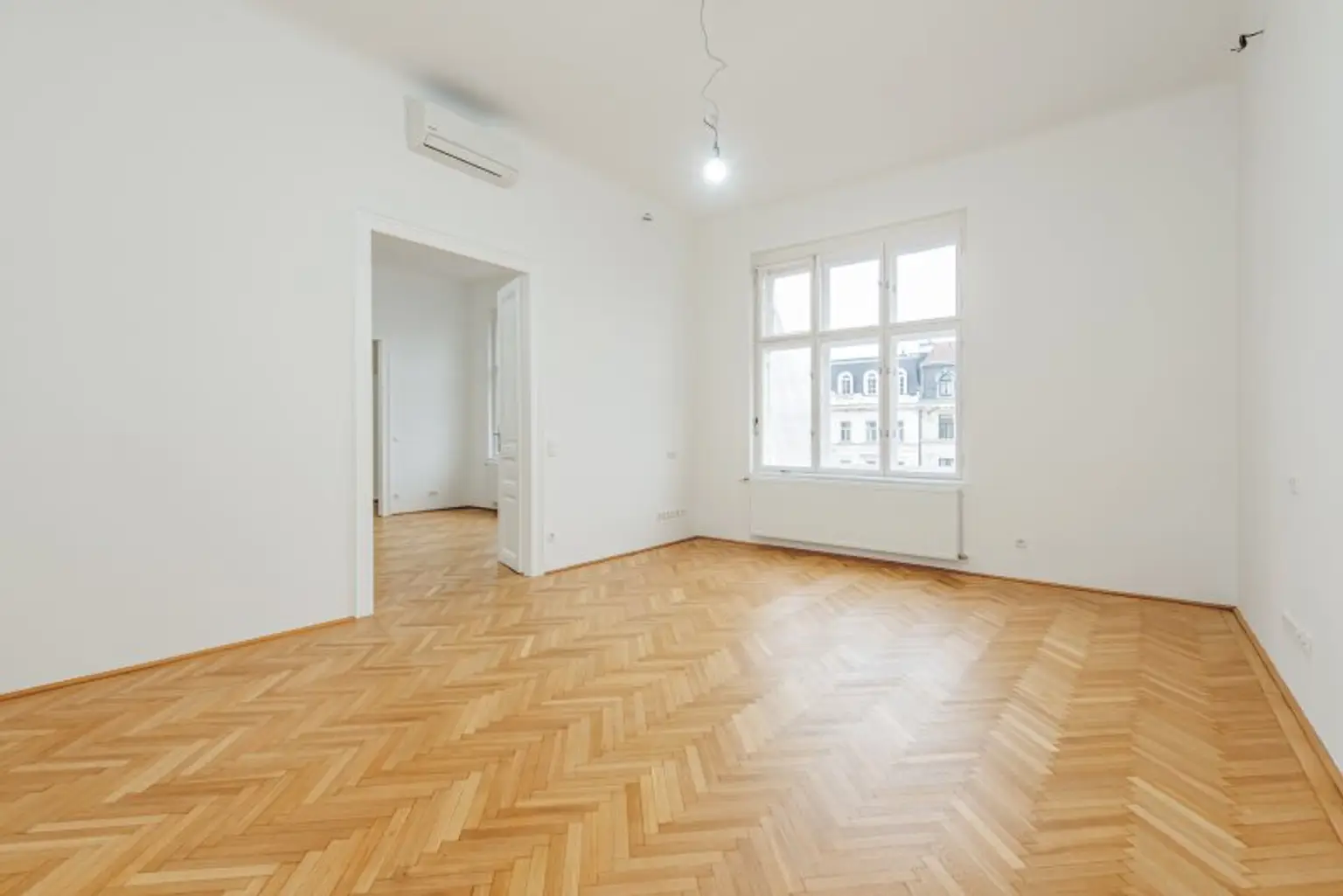 Provisionsfrei! Bürotisch in einem CoWorking Space am Brahmsplatz zu vermieten!