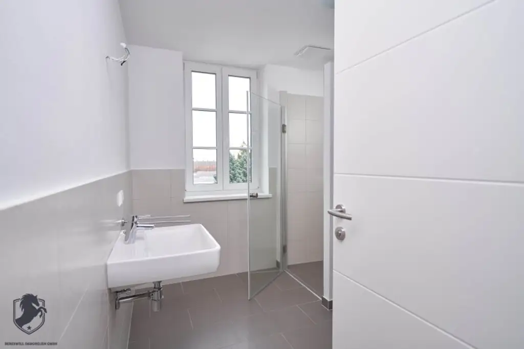 Außergewöhnliche Villa mit drei Wohneinheiten, Gewerbeeinheit & teilbarem Grundstück