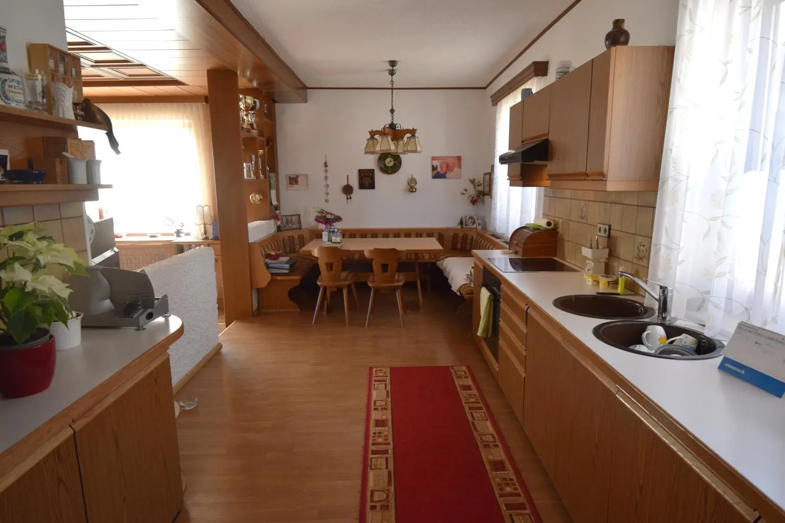 Küche mit Esstisch