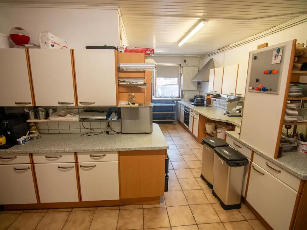 Großes Wohnhaus mit Heurigenlokal / 5 Gästezimmern und einem Miethaus