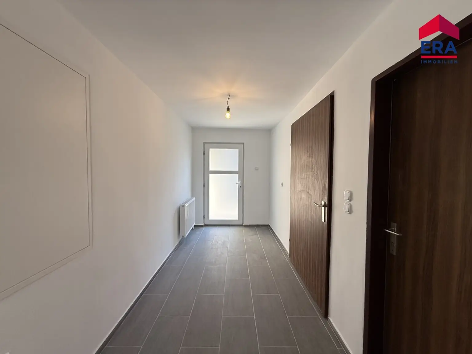 NEU: Frisch saniertes, ebenerdiges Miethaus mit uneinsehbarem Innenhof, Doppelgarage und viel Platz