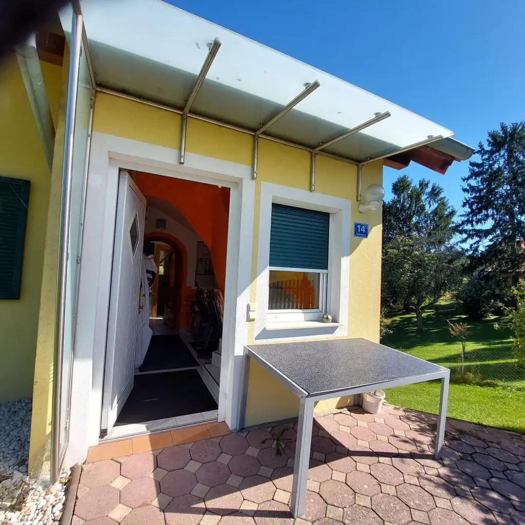 Haus mit zwei getrennten Wohneinheiten in ruhiger Lage