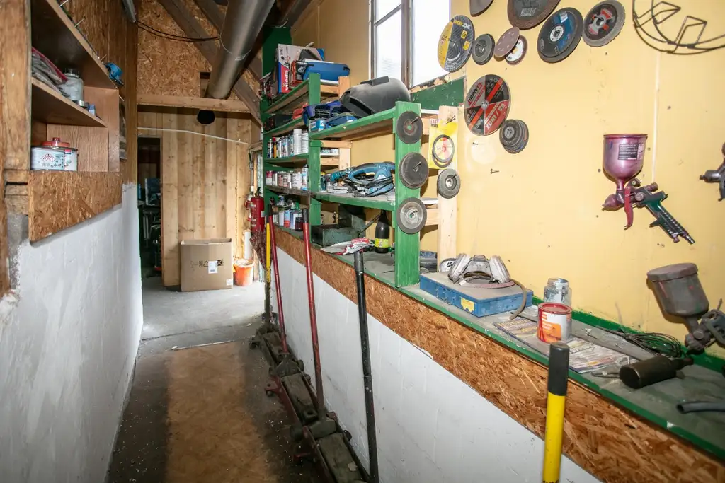 Sanierungsbedürftiger Bauernhof mit Hobby-Autowerkstatt in idyllischer Lage
