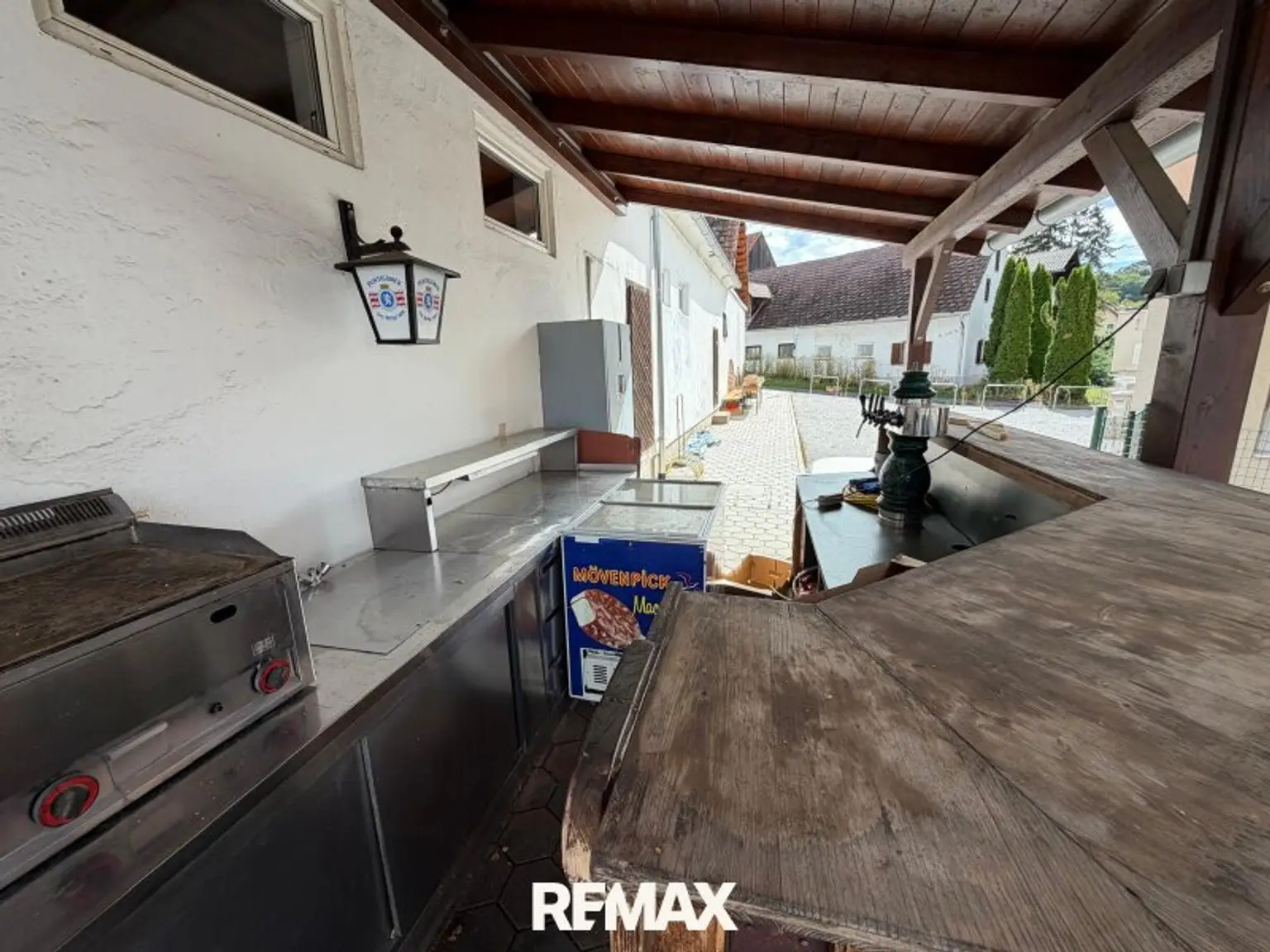 überdachter Grillplatz mit Bar