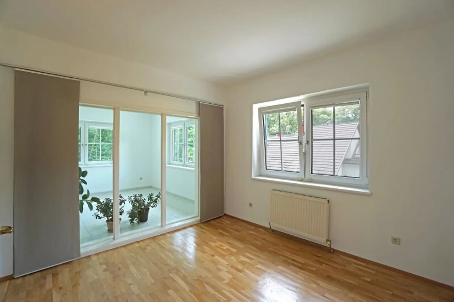 Repräsentative Villa mit Pool und Wellnessbereich in sonniger Waldrandruhelage