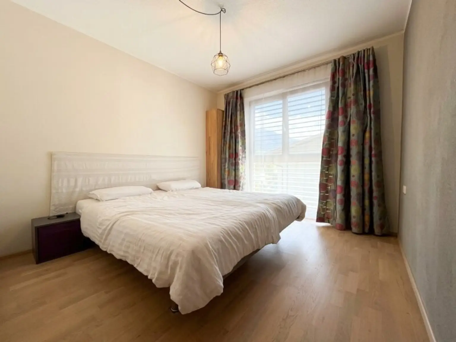 Schlafzimmer mit angrenzenden Kleiderschrank