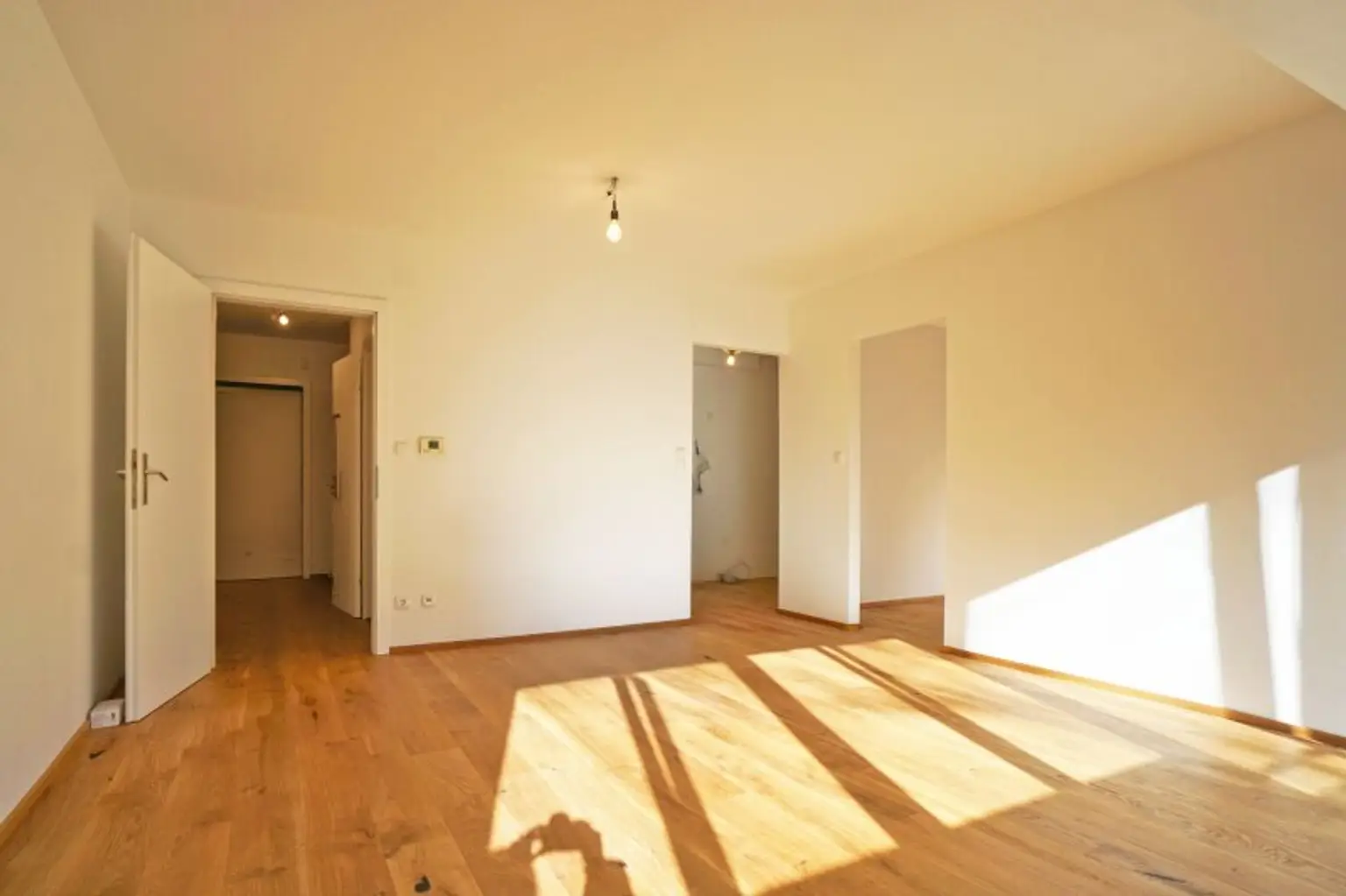 Wohnzimmer Richtung VR, Küche und Schlafzimmer