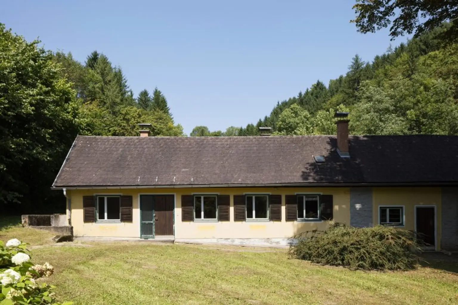 Ehemaliges Forsthaus mit Wirtschaftsgebäuden, allein und ruhig im Wald gelegen.