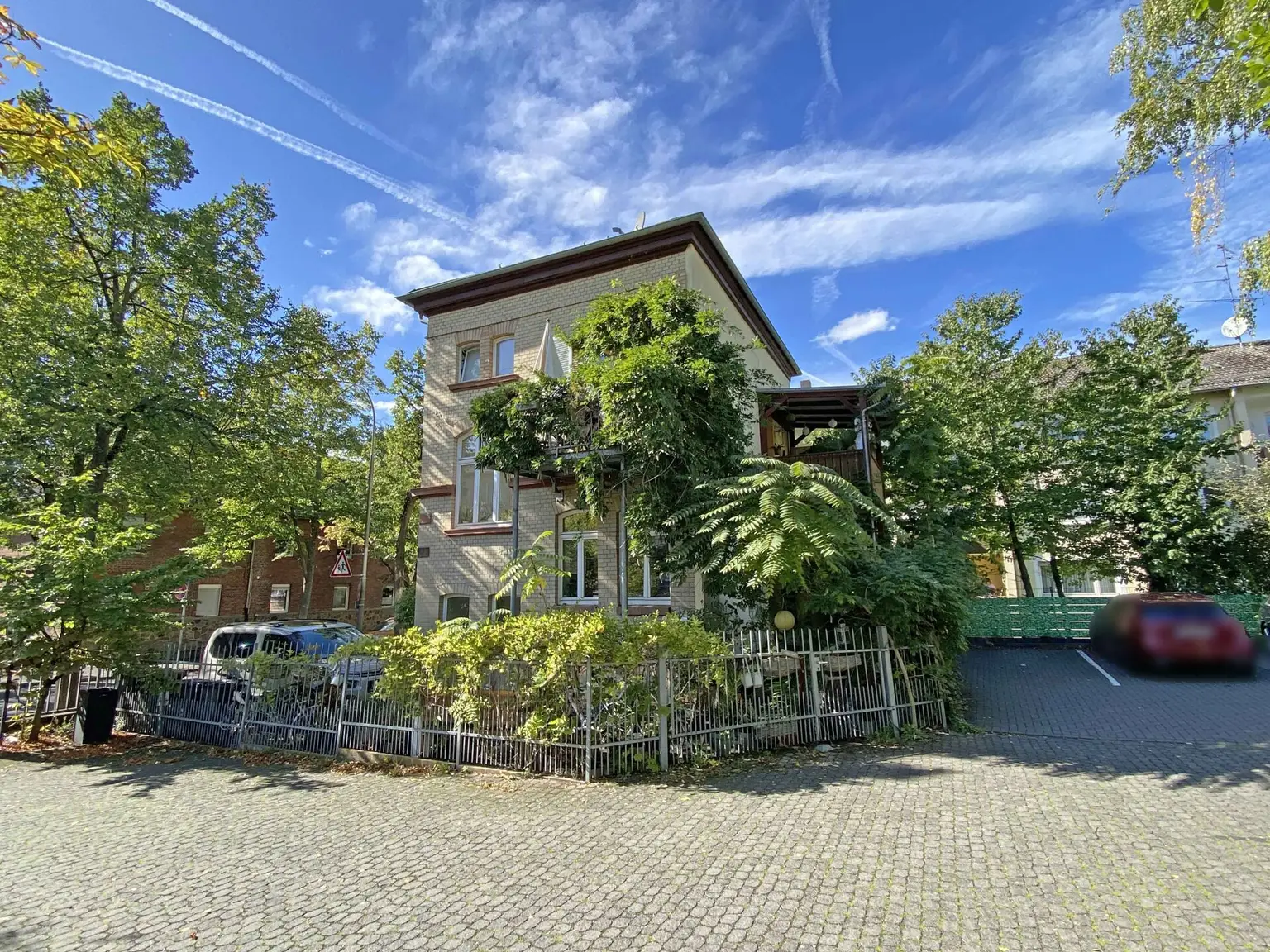 Seitenansicht vom Parkplatz